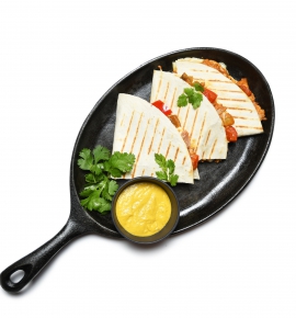 Kesadilija su kiauliena, grill paprikomis ir keptais baklažanais
